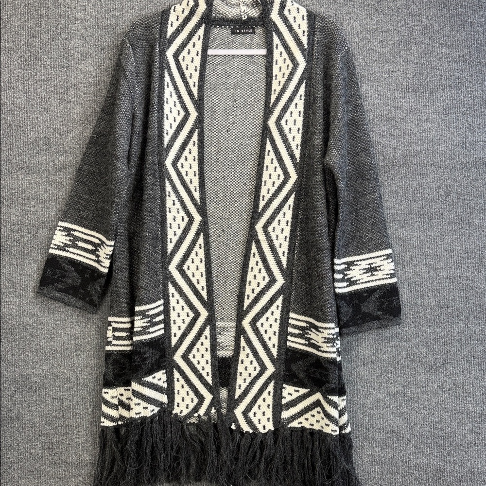In Style Geometric Gray and white Midi Length Acrylic Cardigan Women’s M/L